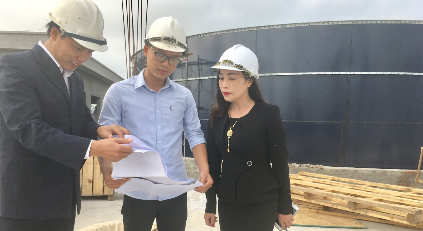Bà Thanh trực tiếp ra công trình để quan sát và theo dõi tiến độ thực hiện dự án nước sạch của xã Nghĩa Sơn